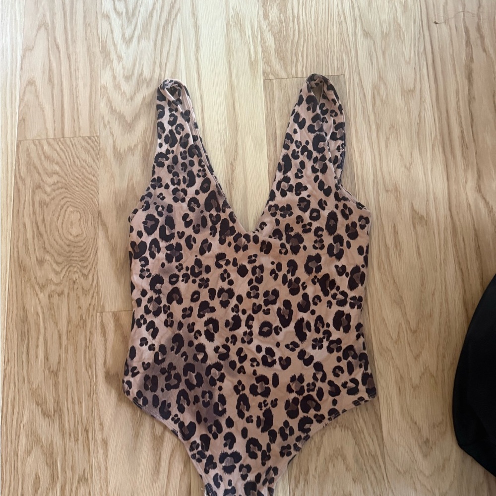 Aritzia Babaton Tan and Black Patterned body suit - Picture 5 of 6